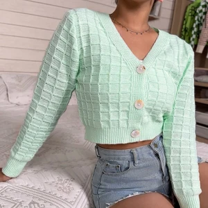 Kofta - Superfin kofta med fina knappar köpt från Shein! Koftan är i storlek S Säljer den då den tyvärr inte kommit t användning och är därför i ett mycket bra skick! Köp sker via swish och köparen står för frakten!