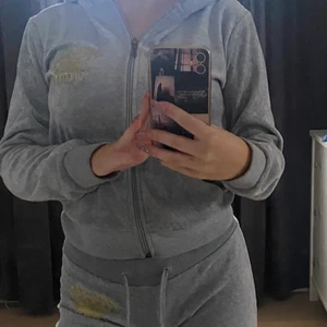 Juicy couture set  - Säljer mitt fina juicy couture set med tryck där bak, byxorna är lågmidjade. Kan säljas var för sig. Den är i storlek M men skulle säga att den sitter som en xs. (Byxorna är lite noppriga som syns på bild 2) men är i ett fint skick annars.       Köp direkt för 400kr ink frakt