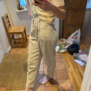 Vita/beigea manchesterbyxor - Vita/beigea manchesterbyxor från Gina Tricot i storlek 34. Hör av er vid intresse eller frågor!🥰