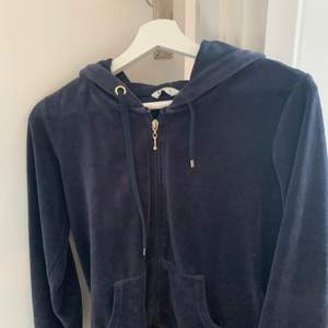 Mörkblå sammet zip hoodie från Cubus i M men är verkligen en S. Använd men i bra skick! 