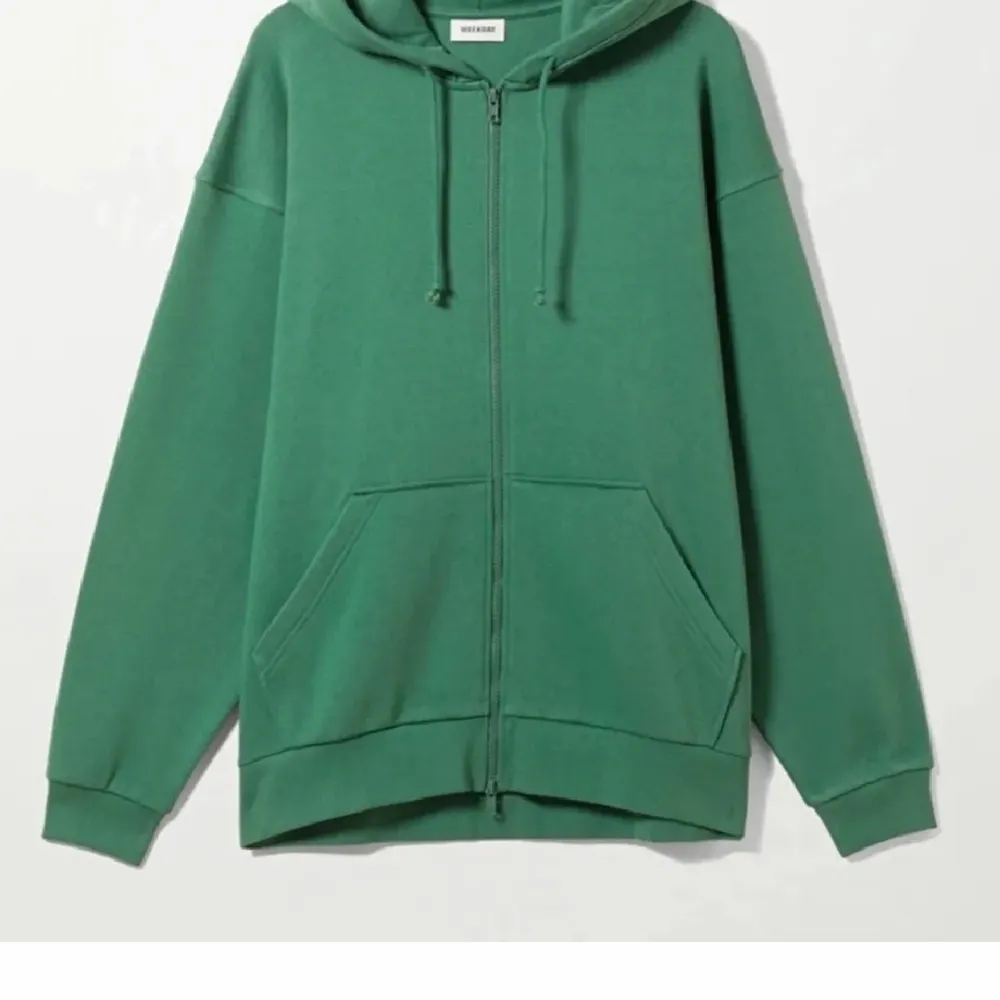 En zip hoodie från weekday är ganska overzied i storlek xs. Bara använda 1 gång så i nyskick köpt för 450kr.. Tröjor & Koftor.