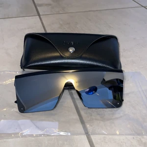 Solglasögon helt nya  - Sol glasögon. Råkade köpa dubbletter! 