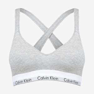 Sparsamt använd t-shirt BH från Calvin Klein. Säljer pga att den är för liten för mig som har storlek L, denna är i storlek M. Väldigt bekväm och den har ett väldigt bra stöd, nypriset var 400 kr❣️