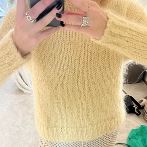 Ljusgul tröja i mohair💛 - Säljer min ljusgula stickade mohairtröja från H&M. Storlek S men passar även en M💛💛 nypris 600kr