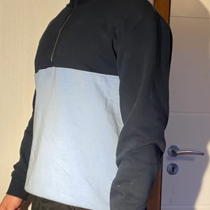 Weekday polo blå medium - Har lite damm på bilderna men har även någon lite svårbortaglig fläck på nedre framsidan. Kostade runt 600kr och måttligt använd