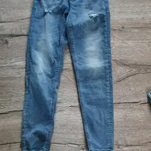 Väldigt snygga och strechiga Tommy hillfiger jeans,  som inte används längre. Köparen står för frakten 🙂