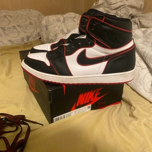 Air Jordan 1 Retro High Bloodline - Storlek 47,5EU   US13  UK12  jag brukar ha 45-46 men de satt bra ändå                                                 Använda bra skick, kommer med alla tillbehör.                  Köpta från Stock X.                                                             Skriv till mig vid intresse