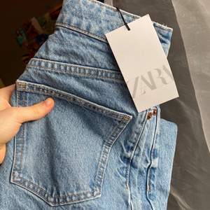 Sprillans nya jeans från Zara. Rak modell med supersnygga slitningar vid knäna! Köpta för 399kr, men säljer för 199kr +frakt💙