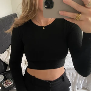 Zara tröja  - Säljer denna croppde tröja från Zara. Lite ribbat skönt material, storlek M men sitter mer som en S skulle jag säga 🥰