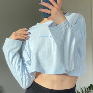 Långärmad blå T-shirt - Babyblå långärmad t-Shirt från Monki, endast använt 1 gång 🤍