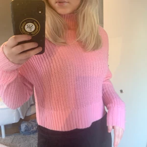 Rosa tröja  - Väldigt schön och bekväm polotröja i bra schick. Är i storlek XS men funkar på s och m också skulle jag säga. 
