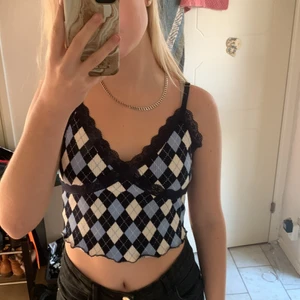 Rutigt Blå/Vit Linne - Säljer detta jätte fina linnet🦋 De sitter bra använt det några gånger, Det är i bra skick och det är köpt från H&M❤️ Storleken är S, Linnet är också lite skönt men inte obekvämt skulle jag säga😋