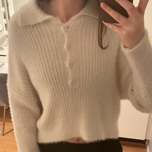 Tröja frånTopshop, storlek S💕 - Säljer nu denna superfina tröja från Topshop, då den inte kommer till användning💕 Den är i storlek S, pris från 220! Hör av er vid frågor🥰 Köparen står för frakten!