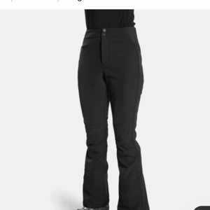 Skidbyxor Stadium - Jag säljer mina skidbyxor som är köpta på Stadium för 2 år sedan! De är endast använda 1 skidvecka och är som nya. De har en tightare passform för om man gillar det! Nypris är 1299 kr OBS! Dessa har INGA hängslen
