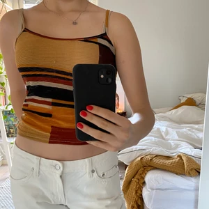 Glittrigt linne  - Säljer detta supersnygga glittriga linne som passar perfekt till fest! Köpt har på plick, bra skick förutom att några trådar har gått upp💞 Kan mötas upp på söder, annars betalar köparen för frakt 💞💐