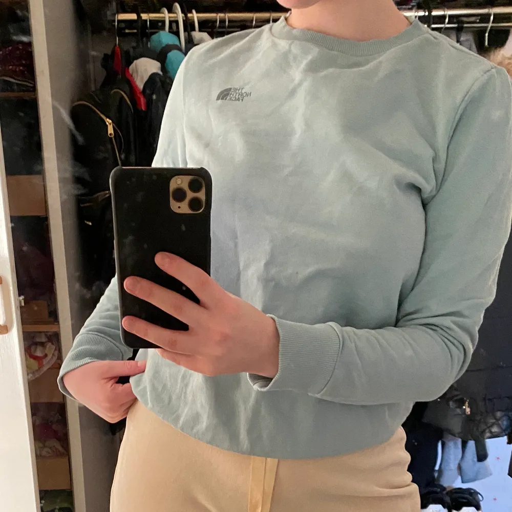 En snygg The north face tröja i baby-blå, Köpt i Stockholm med aldrig använd då det inte är min stil, den har inga defekter och har vikt in mudden längst ner om nån undrar. Köpt för 650 men säljer för 200kr och köparen står för frakten💞👍🏻 pris kan diskuteras eventuellt🥰. Tröjor & Koftor.