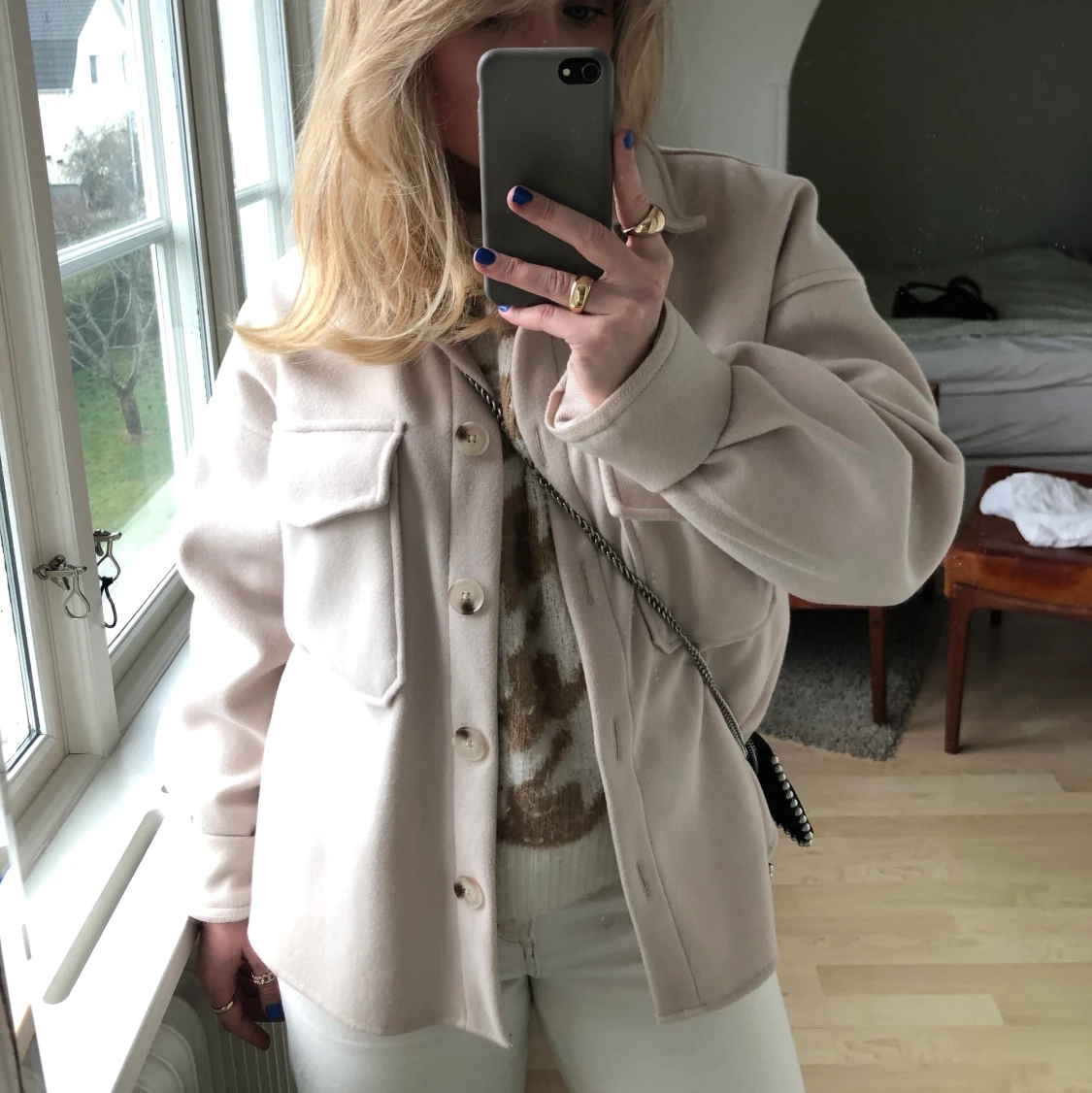 Halvlång beige kappa