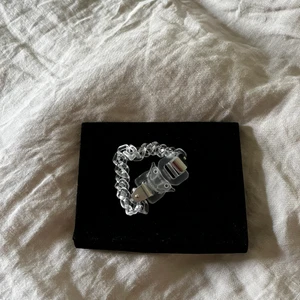 Alyx armband - Tidigare ägaren har superlimmat metallpiggen, därav priset. Se sista bilden. 20-21cm långt
