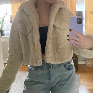 Jacka - Jättemysig, kortare jacka från Pull&Bear. Använd några gånger förra våren men inget som är märkbart. Stor jacka som man kan ha tjockare tröjor under🥰 köpt i Polen och kommer därför inte ihåg utgångspriset, men cirka 399kr-499kr💕