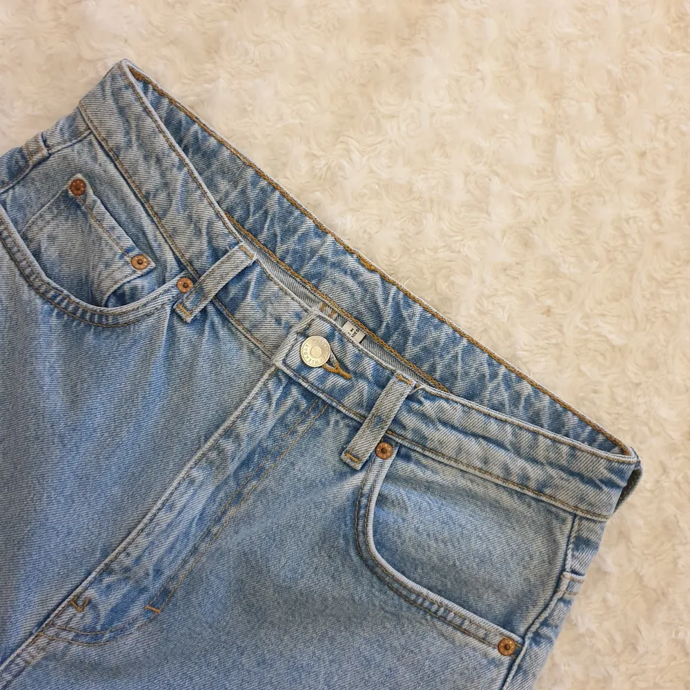 Ett par Ace jeans från Weekday, strl w27 l30. Använda en del men fortfarande väldigt fina och i bra skick :) De har blivit lite för stora så använder de inte längre💙 Sista bilden är från Weekdays hemsida 💙 Köparen står för frakten. Jeans & Byxor.
