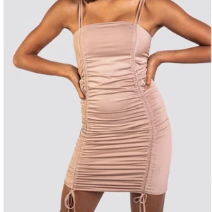 Klänning - Super fin klänning från madlady köpt för 500kr, klänningen är väldigt populär och är helt slutsåld på hemsidan , använd 1 gång och därav blir den inte använd. 200kr❤️ 