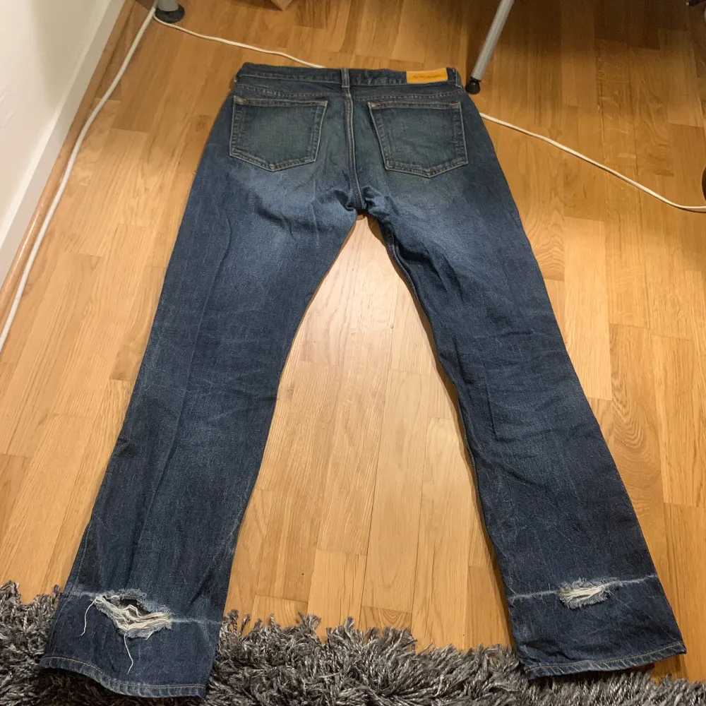 Acne jeans i storlek 34/32, modell ”mic/desert”. Byxorna sitter ganska luftigt och väldigt bekvämt. De är i bra skick bortsett från hålen på nedre benen. Pris kan diskuteras. Jeans & Byxor.