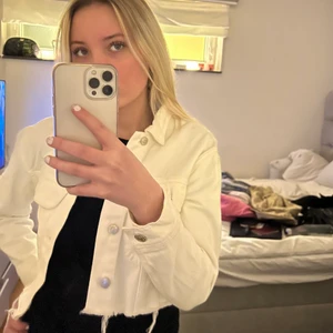 Jeansjacka - Croppad jeansjacka från NAKD i strl 34