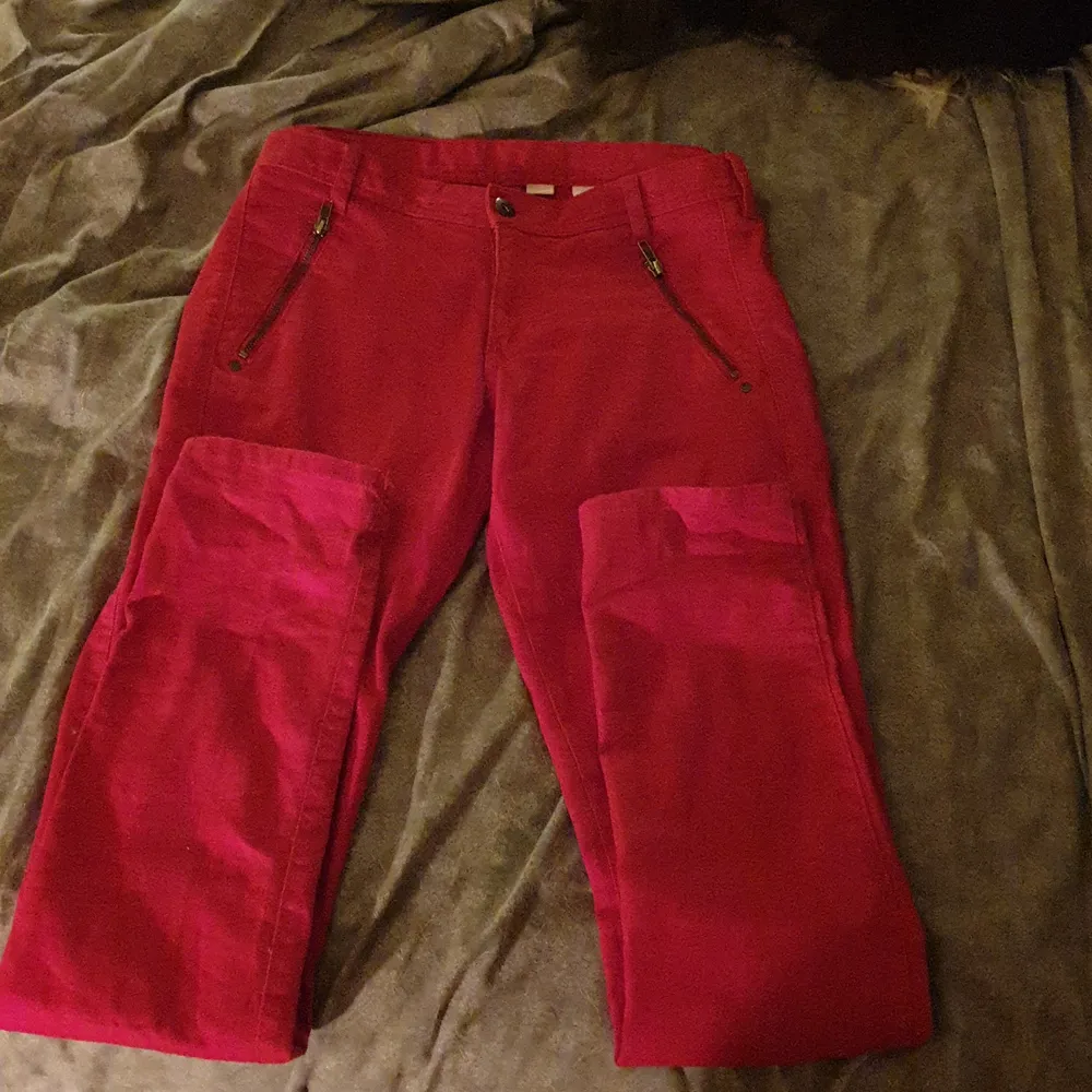 Coola röda jeans från Hm. Aldrig andvända. Ser lite rosa ut i bliden men dom är röda i verkligenheten. Dragkedjor på bakfickorna som går att öppna. Liten storlek så jag skulle nog säga 40. Hör gärna av dig!🥰. Jeans & Byxor.