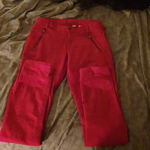 Coola röda jeans från Hm. Aldrig andvända. Ser lite rosa ut i bliden men dom är röda i verkligenheten. Dragkedjor på bakfickorna som går att öppna. Liten storlek så jag skulle nog säga 40. Hör gärna av dig!🥰