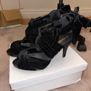 Klackar - Superfina klackar med rosett baktill. Inte använda alls pga var för höga för min smak (9cm):/ Hör av dig om du är intresserad 💗