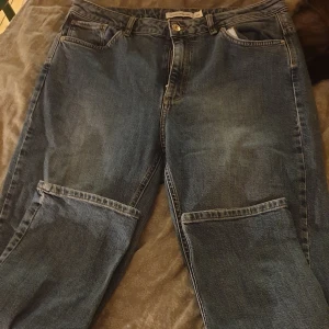 Blå jeans - Fräsha jeans som knappt är andvända. Köpt för något år sedan och andvänds sällan. Typ staright leg/boyfriend jeans. Storlek 44 men mer som 40/42 . Vill bli av med mina gamla kläder så pris kan diskuteras!💕