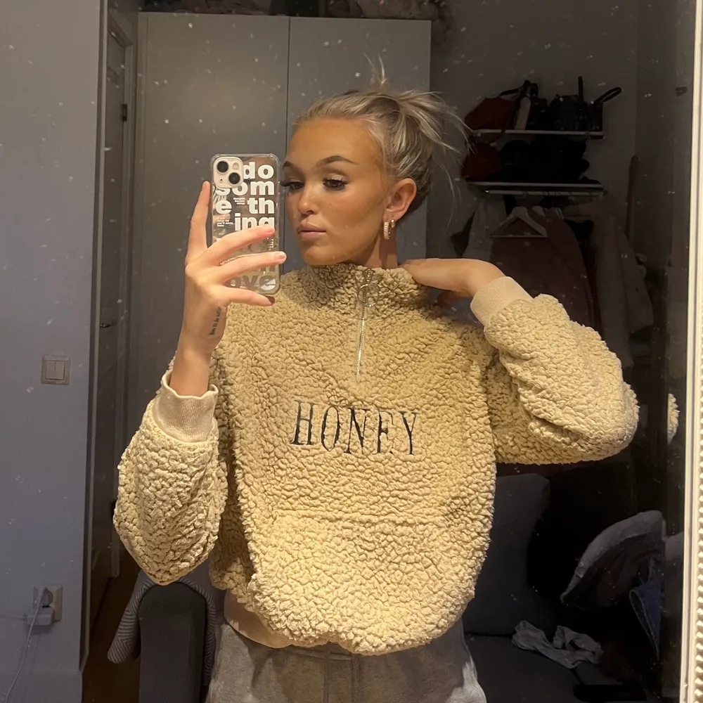 ”HONEY” Jätte gosig beige Teddy-tröja från Shein, med dragkedja🤍. Tröjor & Koftor.