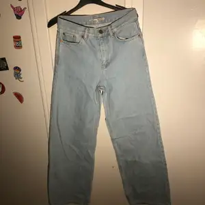 Säjer dessa jätte fina jeans, som jag köpte för runt två år sedan på junkyard. Använt runt 2 gånger men dom har tyvärr blivit för små.💞