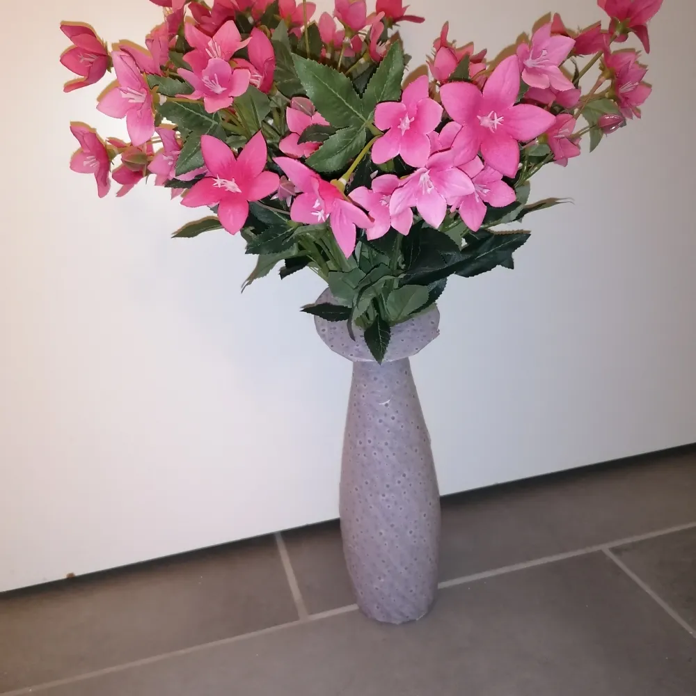 Beautiful vase with flowers. Accessoarer.
