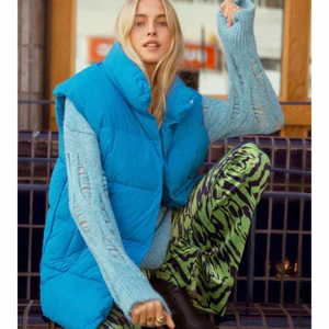 Väst från zara - Säljer den här jätte fina blåa västen från zara (slutsåld) buda från 200kr🥰 köparen står för frakten