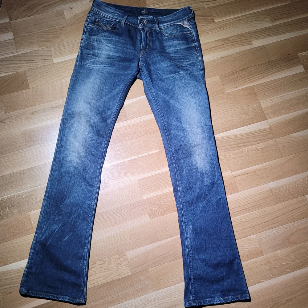 Ett par lågmidjade jeans köpta secondhand från replay, benen är bootcut . Jeans & Byxor.