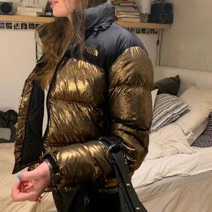  Unik North Face jacka  - Limited edition north face puffer, självklart i dun ! Sjukt cool jacka i guldig glansig färg, såldes endast 2020 och användes efter det fåtalet gång! Väldigt bra skick:)))