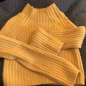 Nästa aldrig använda runt 1-2 gånger. Inget fel på tröjan vuxit ur! En gul stickad tröja väldigt varm. 