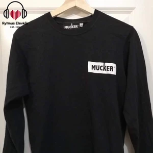 Svart långärmad tröja - Svart långärmad tröja i strl S. Säljs av Rytmus Stockholms Elevkår, alla kläder som säljs har skänkts utav elever på Rytmus och de pengar som samlas in från klädinsamlingen ges oavkortat till WWF. Ta chansen och köp fina kläder second hand och bidra på samma gång till att bevara miljön!