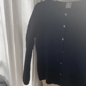 Kashmir kofta - Säljer min mörkblå fina kashmir kofta i jättemjuk kashmir. Fint skick! I storlek Xs. Säljer för 300kr💕