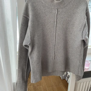 Tröja - Säljer den här kashmir/ulltröjan. Jättefint skick! Skriv för frågor!💕