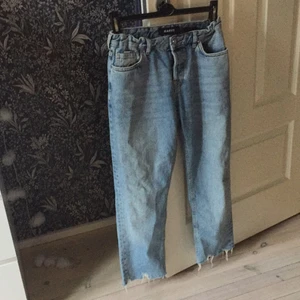 Jeans - Jeans som jag klippt av och fixat resor på
