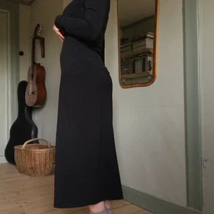 svart tajt långkjol  - tajt långkjol i nyskick från indiska! Strl M, säljes då den är för stor för mig. jättebra skick med prislappen kvar, nypris 300kr. jag på bilden är 160 och brukar ha S och strl 27,28 i byxor. Kan skicka fler bilder eller mått vid begäran. Om fler är intresserade blir det budgivning. Kolla gärna in mina andra annonser, samfraktar gärna🐅