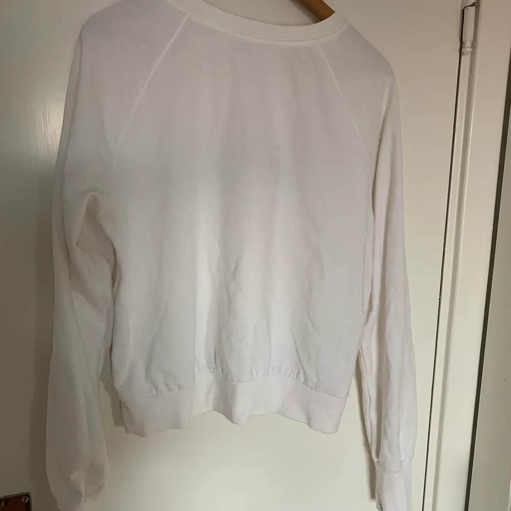 Säljer denna vita tröja från Bershka som jag köpte i Spanien för något år sedan, minns inte vad jag köpte den för tyvärr. Den är väl använd men fortfarande i väldigt fint skick, inga fläckar någonstans☺️ Hör av er för fler bilder . Tröjor & Koftor.