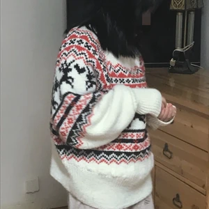 tröja  - Säljer min favorit tröja, tyvärr kommer den inte till användning längre. Köpte den för 450kr och säljer för 199kr. Den är fortfarande helt ny. Frakt till kommer :))