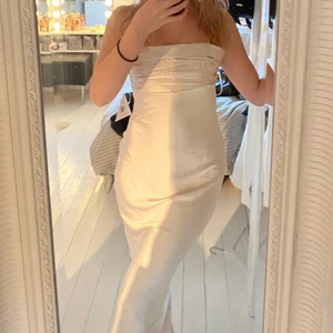 BALKLÄNNING - helt oanvänd champagnefärgad balklänning köpt på nelly! Superfin och prislappen finns kvar!❤️ Köparen står för frakt. Stl S sitter jättebra på mig som är stl S, passar en som är 167 eller kortare.