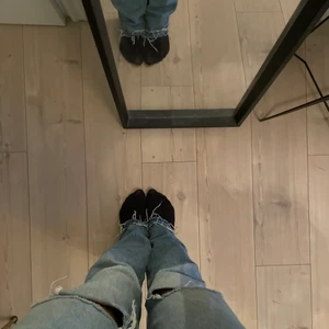 Zara jeans - Säljer dessa zara jeans mid rise straight som jag gjort hål i själv❤️ storlek 36