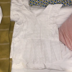 Blus zara - Såå söt blus från zara. Köpt för flera år sedan men Inga defekter. Fint skick. Storlek 152 men passar även xxs.  Säljer för 166 inklusive frakt 