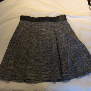 Grå stickad kjol  - Grå stickad kjol från HM i storlek XS