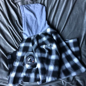 FLANELL SKJORTA - skön flanell skjorta med knappar i storlek M står egentligen XXXL men den är som en M då den är köpt utomlands.. kan tänka mig att sälja för 150 eller byta emot något nice!❤️‍🔥